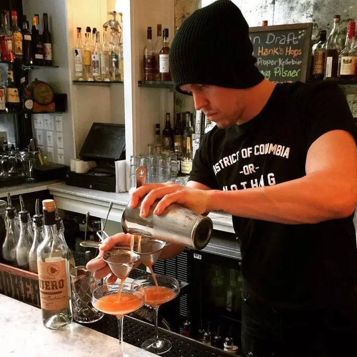 Este barman acha que boas guarnições são praticamente impossíveis. Aqui está o porquê