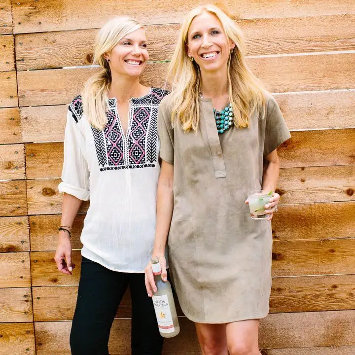 Essas irmãs conhecem o poder do tempo do coquetel