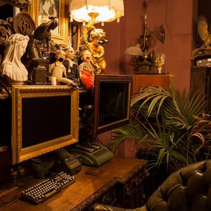 Um bar escondido em Londres, onde coquetéis se escondem atrás de computadores