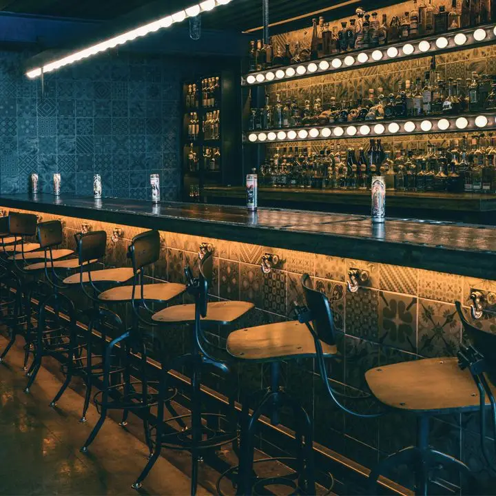 Uma nova barra de Pittsburgh aproveitando ao máximo a placa de controle de bebidas alcoólicas