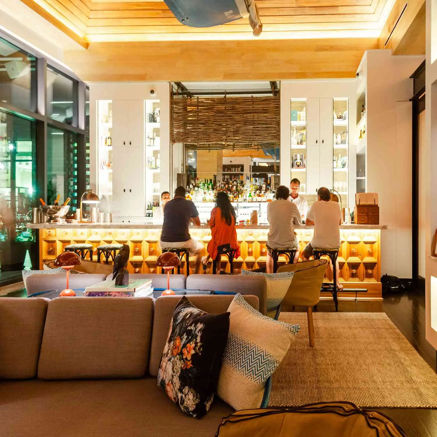 3 bebidas que mostram a biblioteca do novo padrão do mar para os coquetéis Grand Cayman