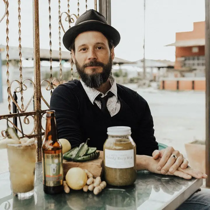 Um bar que tem a mistura ideal de alta baixa