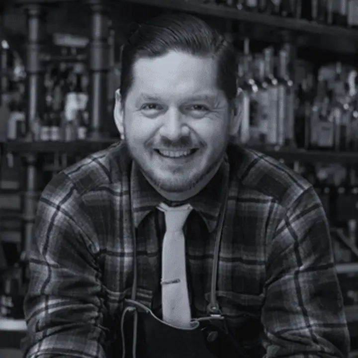 Este barman está fazendo coquetéis a lenha. Mas como eles sabem?