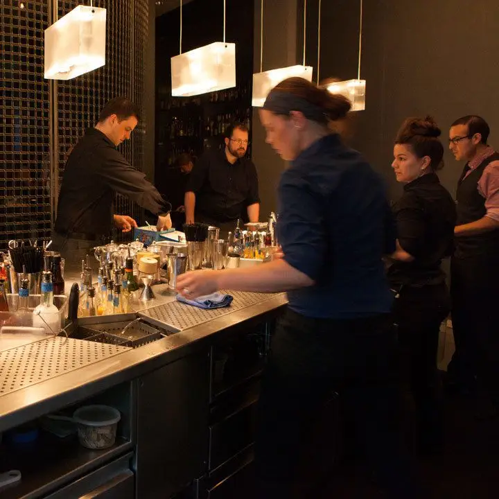 O que acontece quando o famoso bar de aviário de Chicago chega a Nova York