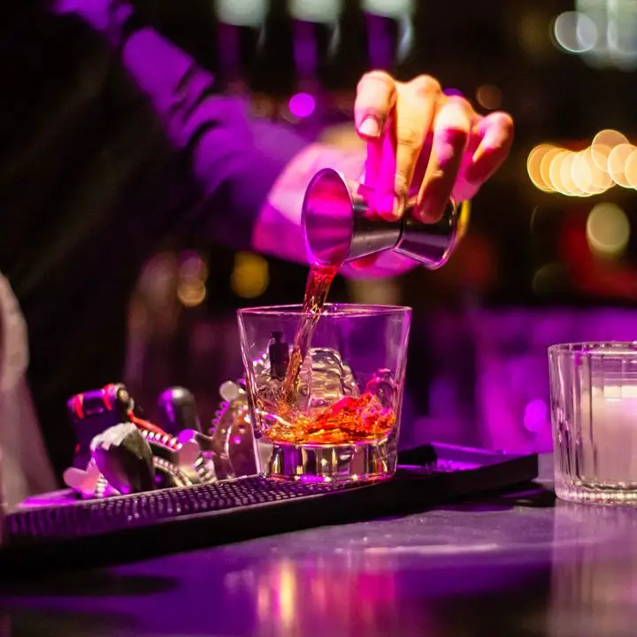 Os barmen refletem sobre o trabalho no turno do feriado. E comemorando depois que terminar