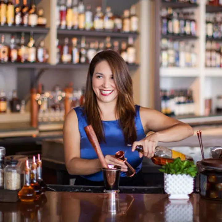 A mulher por trás da cena do bar em expansão de Houston