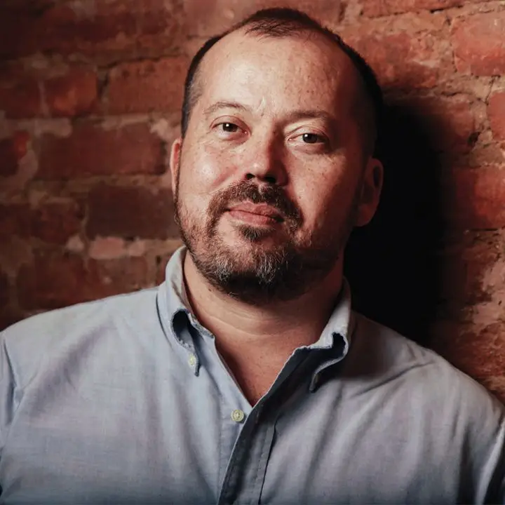 Escritor Alexander Chee em coquetéis clássicos e o que faz um bom barman