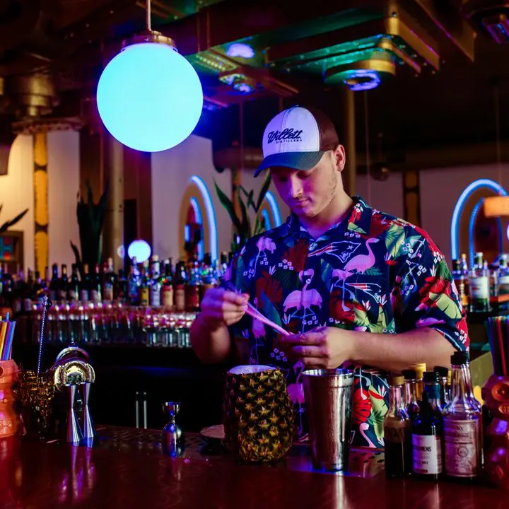 O seu bar deve contratar um artista em residência?