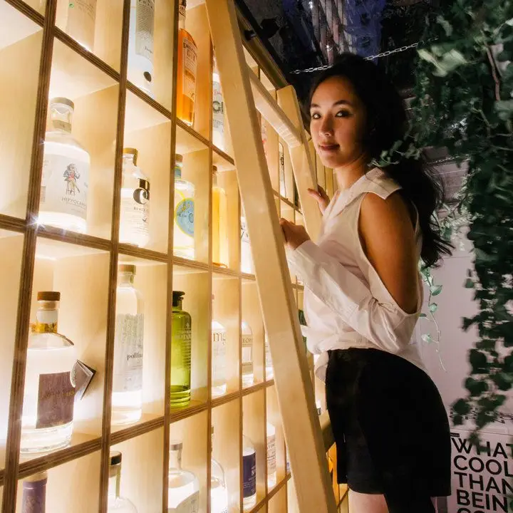 Victoria Chow é a mais movimentada barman de Hong Kong. E ela gosta dessa maneira