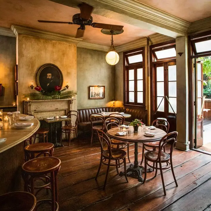 A barra de absinto e ostra que está forte depois de uma década