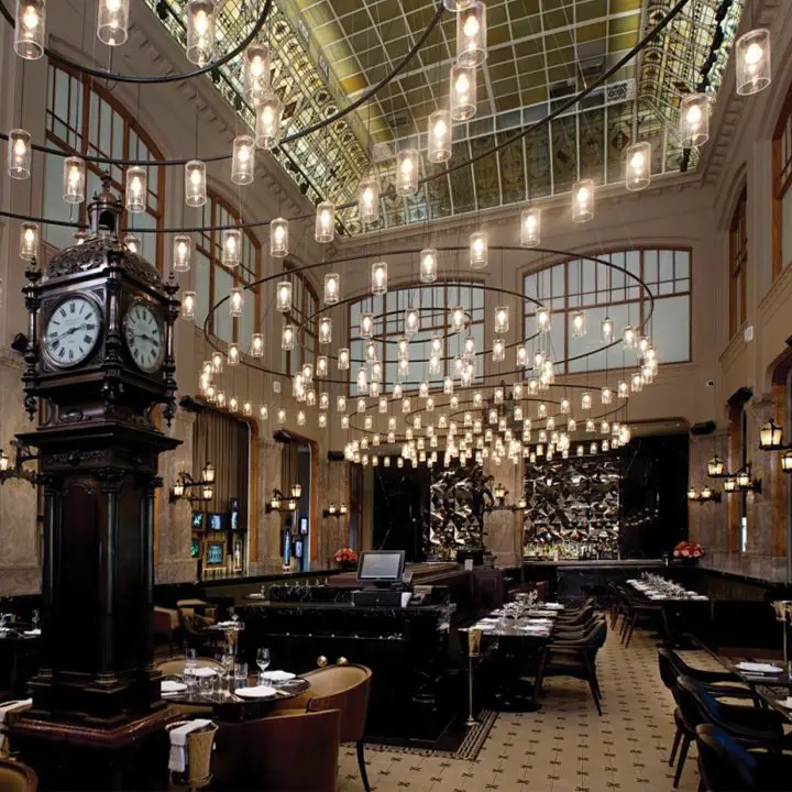 Um bar de hotel salpico é aberto em Amsterdã