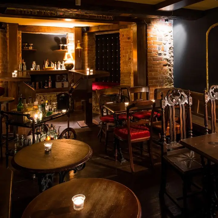 O bar onde você traz sua própria bebida