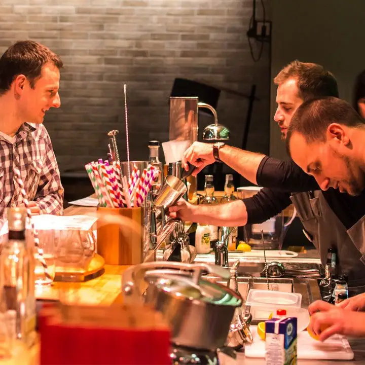 É onde beber uísque em Budapeste