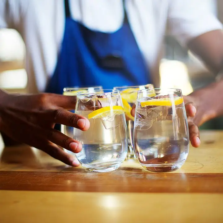 É hora de levar a sério o serviço de água do seu bar