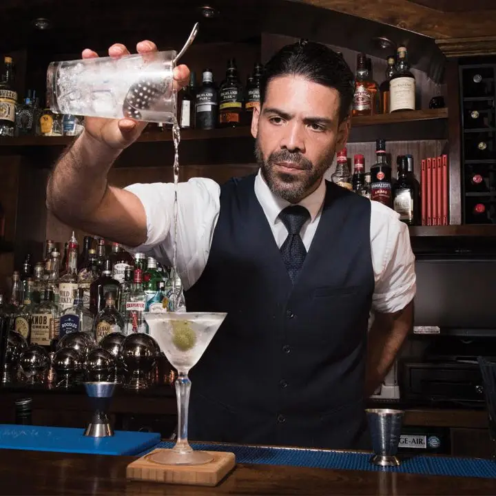 Giuseppe González, de Suffolk Arms, ao pagar suas dívidas mundiais do bar