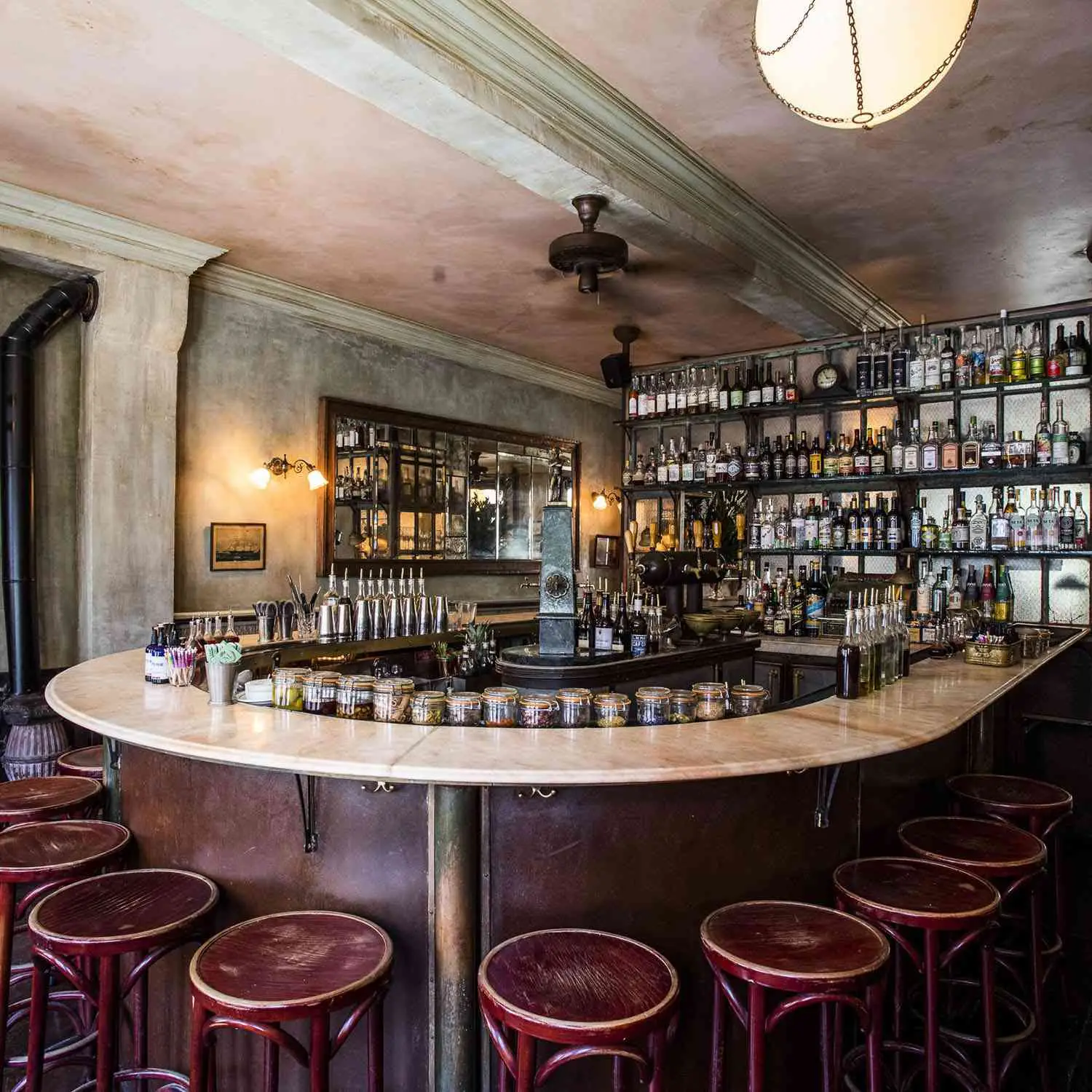 Maison Premiere oferece uma das melhores coleções de absinto nos Estados Unidos