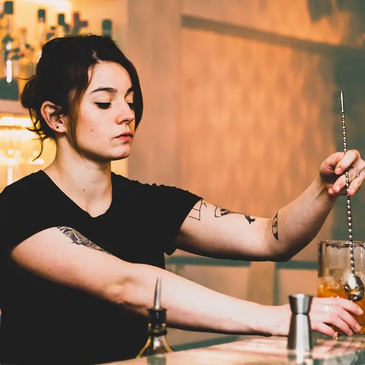 Como o Hortense van der Horst está ajudando a reinventar a cena de bebida queer de Paris