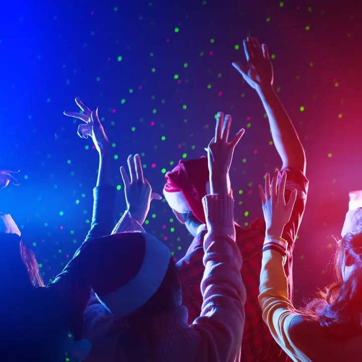 A história estranha e bêbada de Santacon. E como os barmen lidam com isso. Ou não