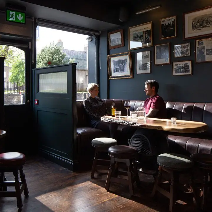 Mostrando Poitín, o espírito caseiro da Irlanda, em um novo bar. Um que é tudo Poitín, o tempo todo