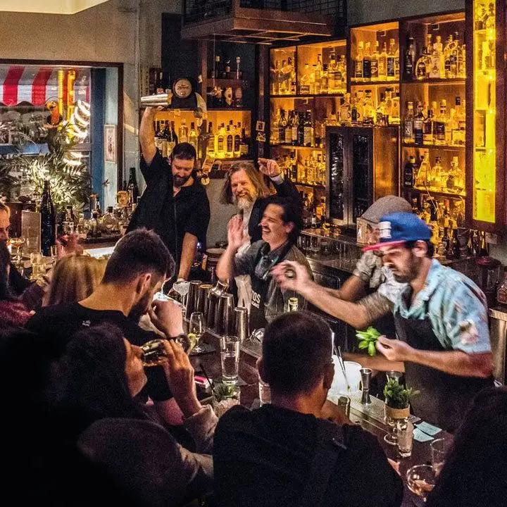 Este é o bar que começou a cultura de bebida de Atenas