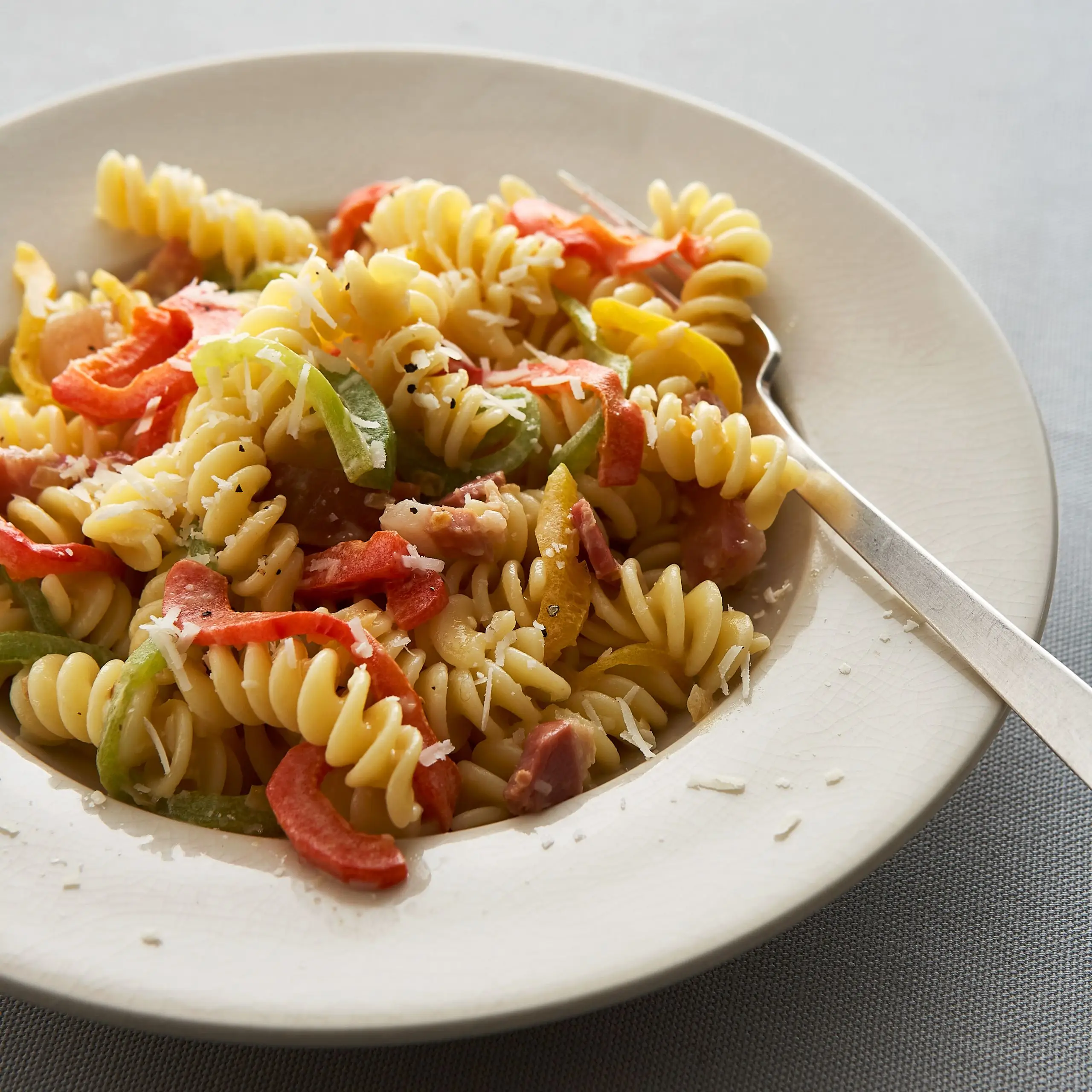 Fusilli com pimenta e pancetta