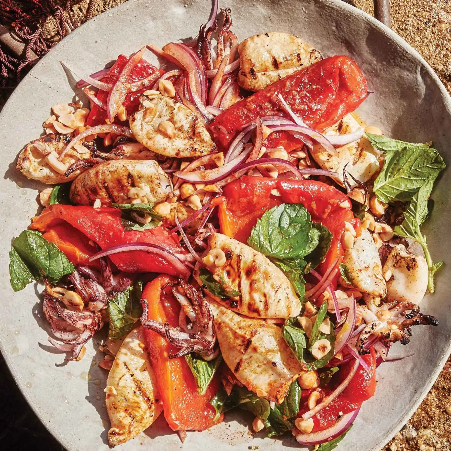 Grilovaná chobotnica s cesnakom s marinovaným korením