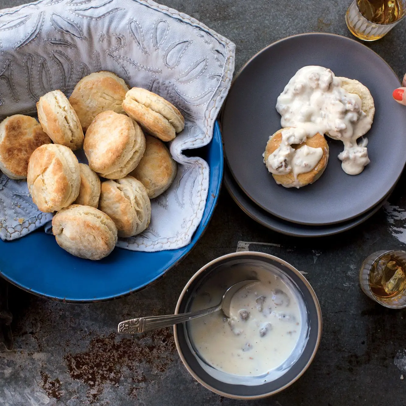 Biscoitos de creme de leite com molho de salsicha