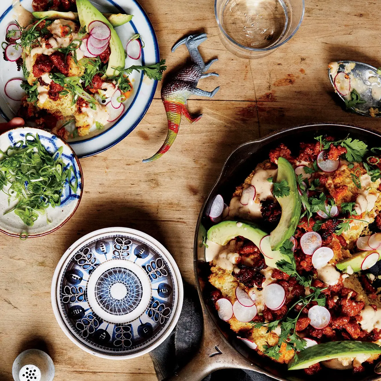 Biscoitos de farinha de milho com molho de chouriço e cebolinha