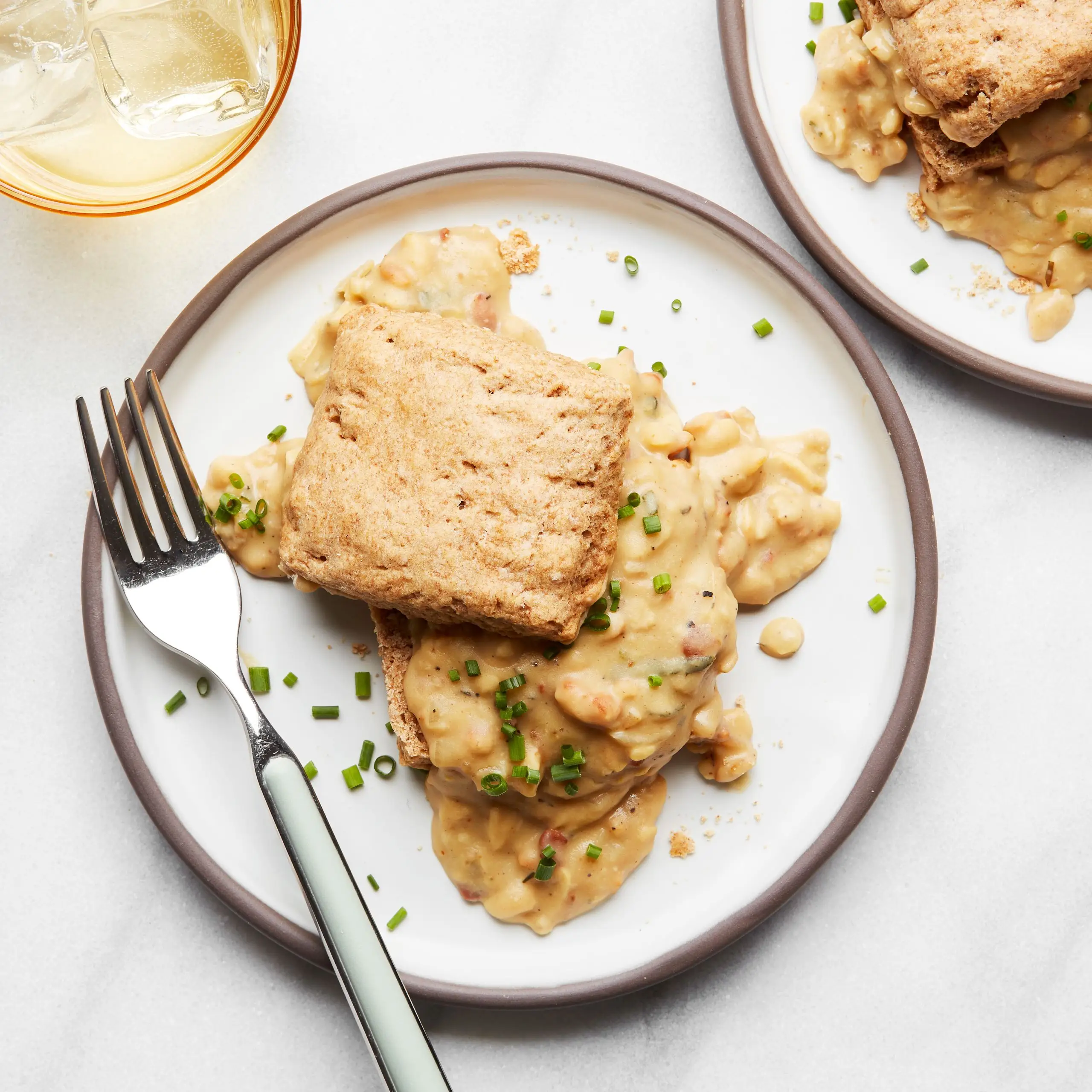 Biscoitos veganos com feijão branco e molho de tempeh
