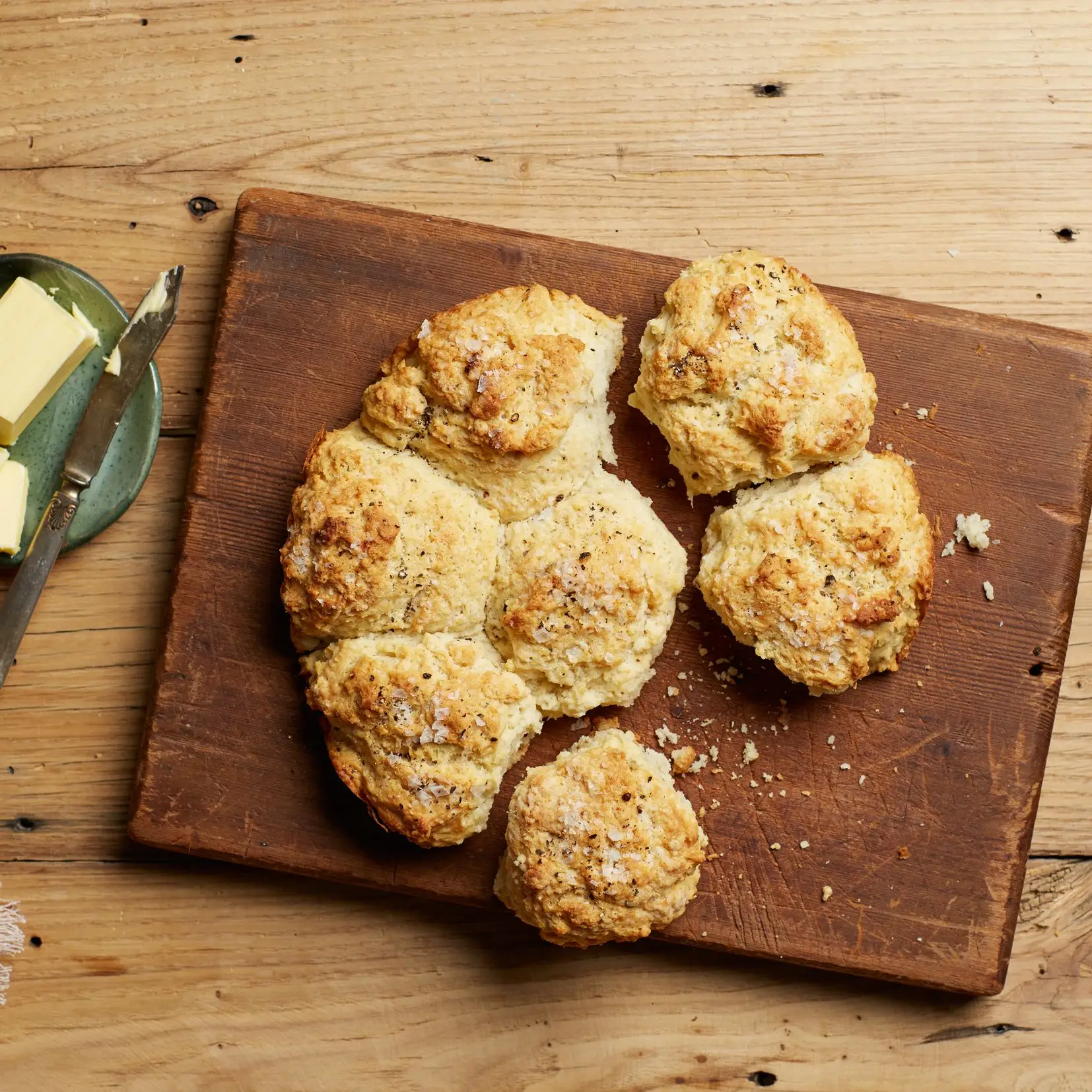 Biscoitos de pimenta preta rachada