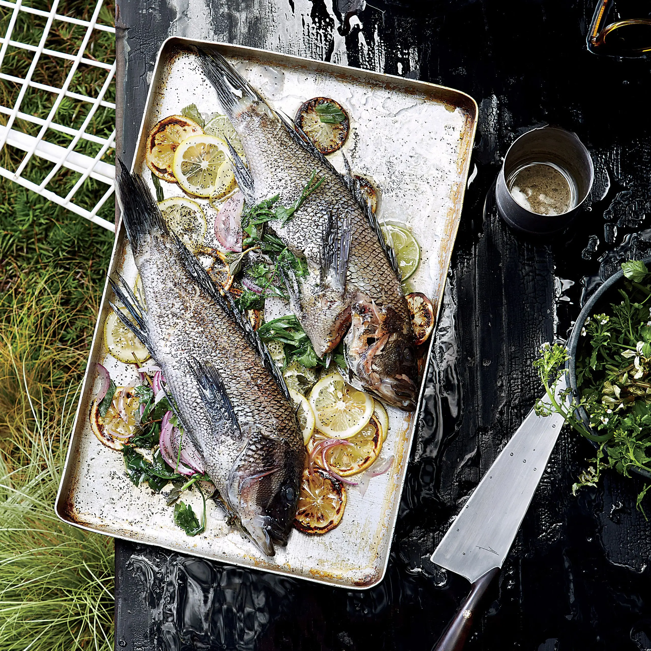 Baixo marinho com churrasco com prazer cítrico