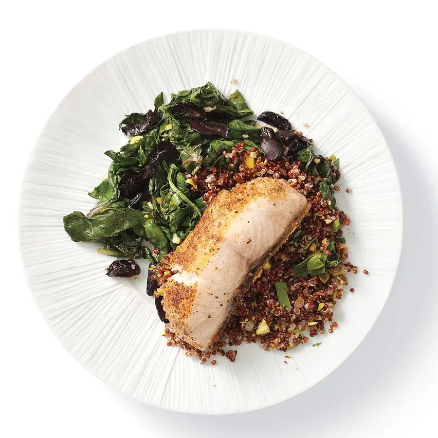 CoD preto com acelga, azeitonas e limão