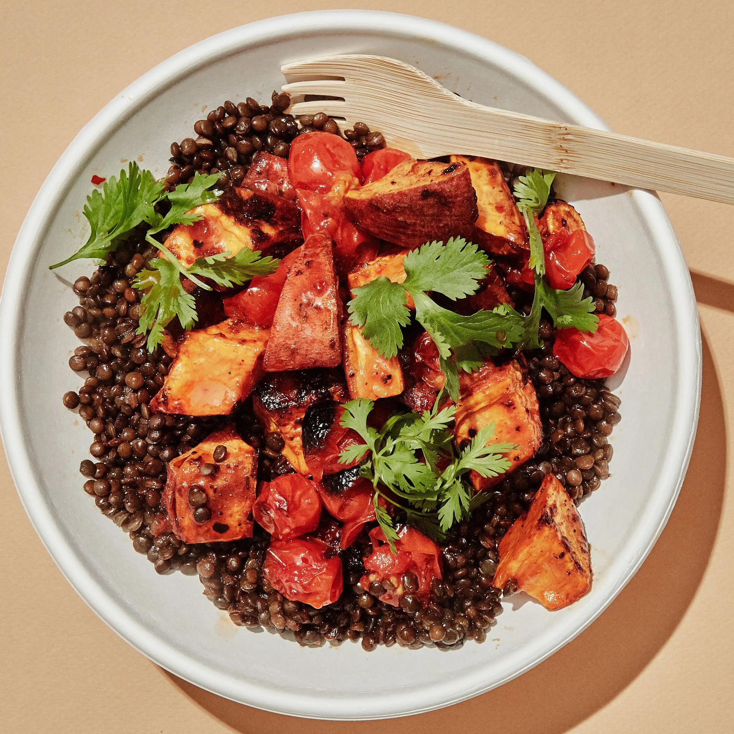 Black Lentil e Harissa-Roasted Veggie Bowl