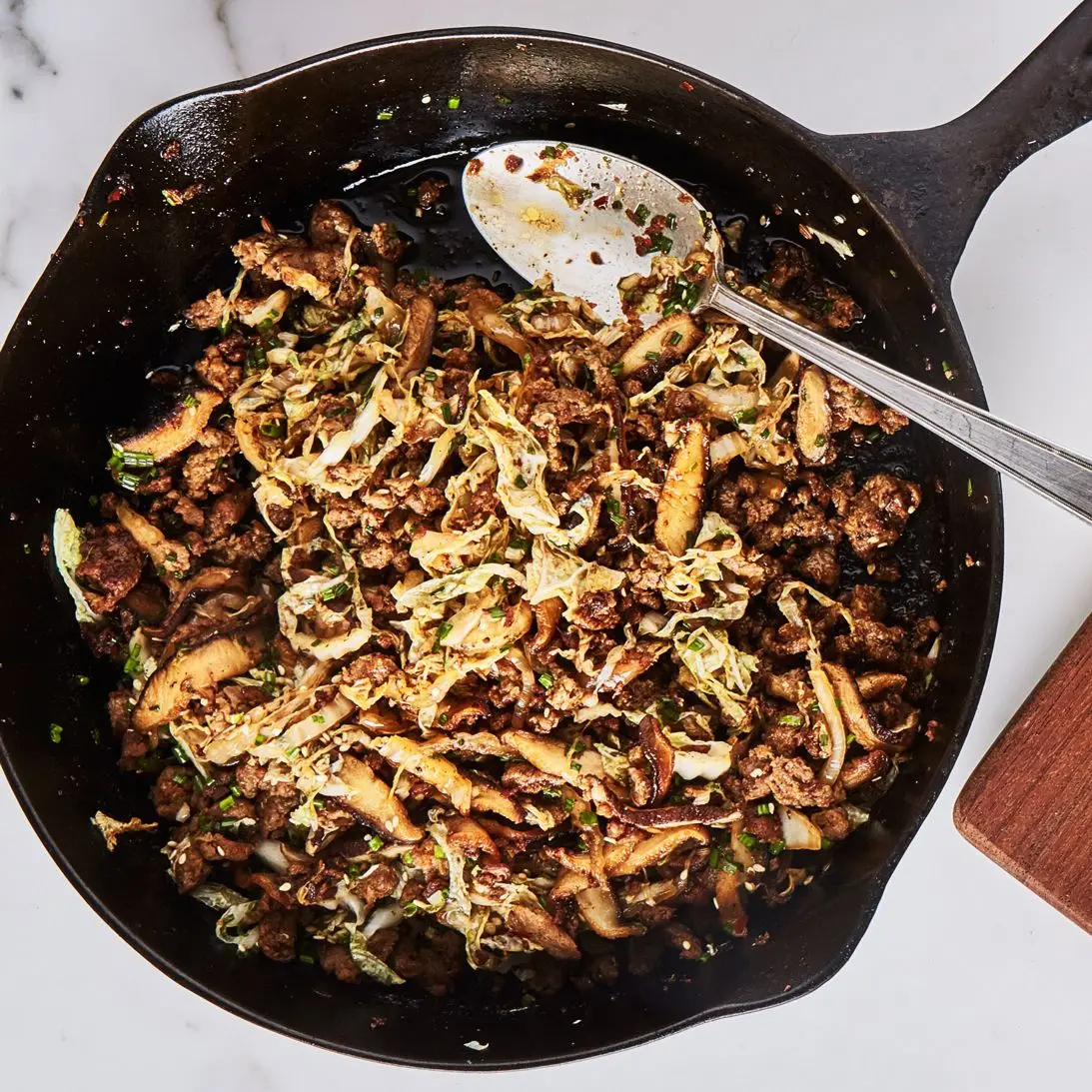 Salsicha quente de um sabão e repolho frite com cebolinha