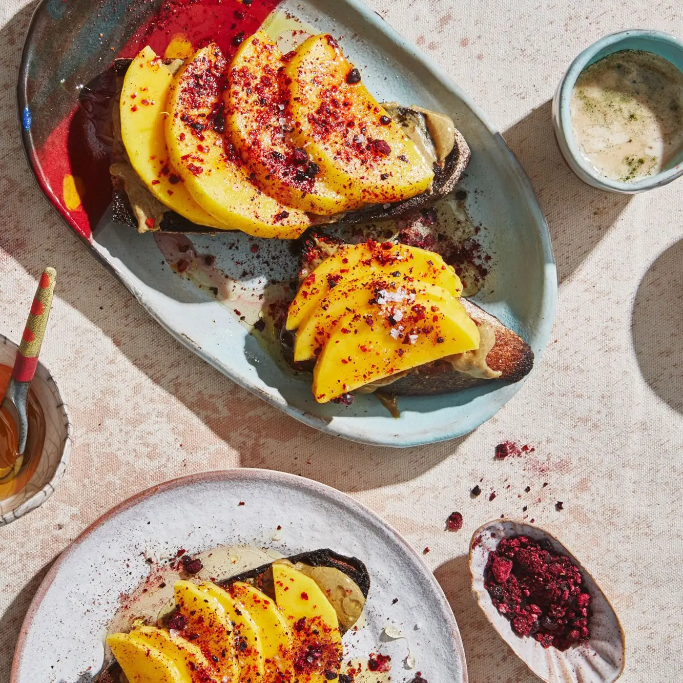 Torrada de manga com manteiga de avelã-pepita