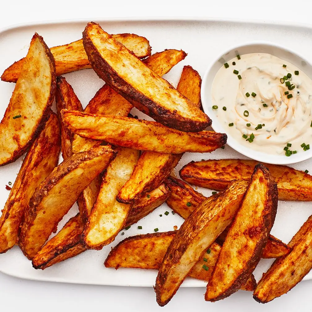 Air Fryer Spiced Batato Wedge Fries com molho de iogurte-tahini