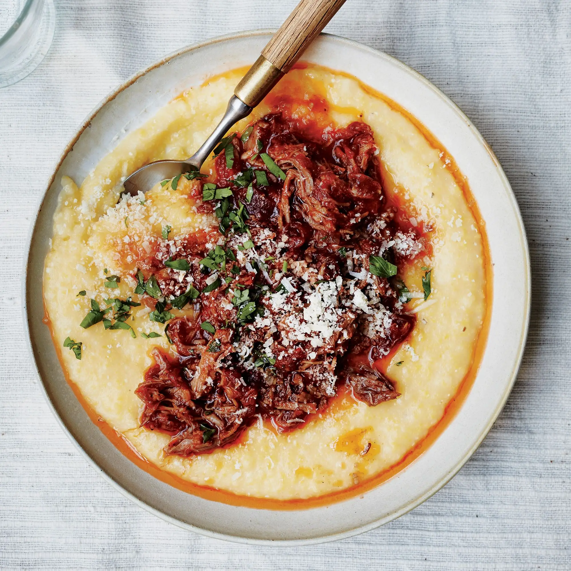 Ragu de porco sobre polenta cremosa