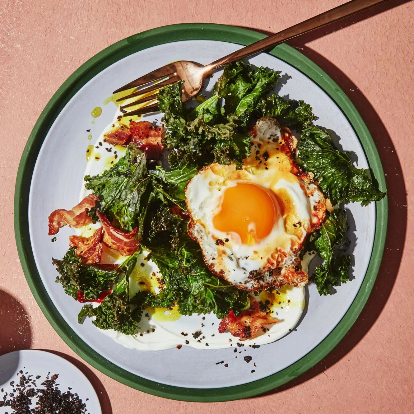 Ovos de açafrão com couve, iogurte e bacon