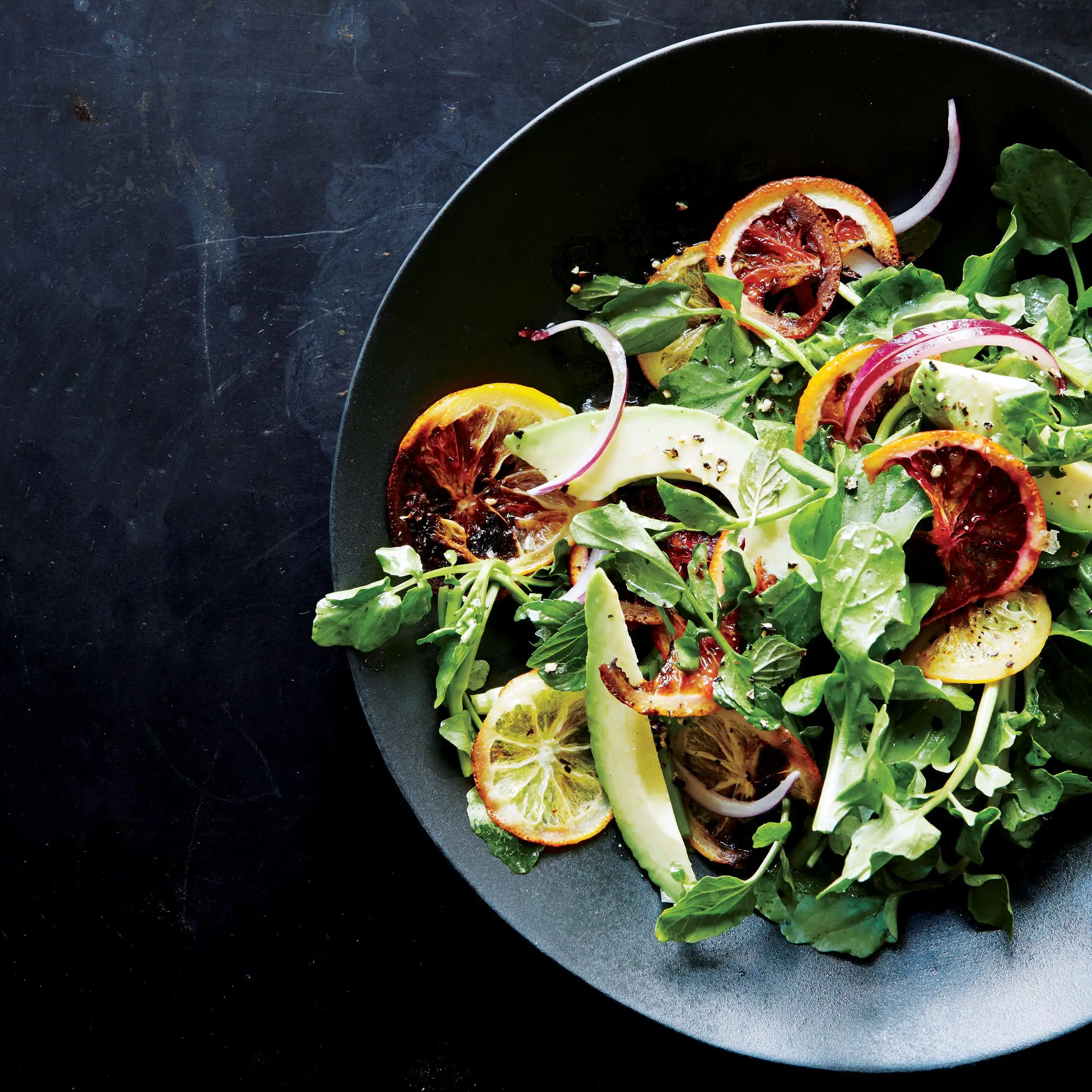 Salada cítrica assada e abacate