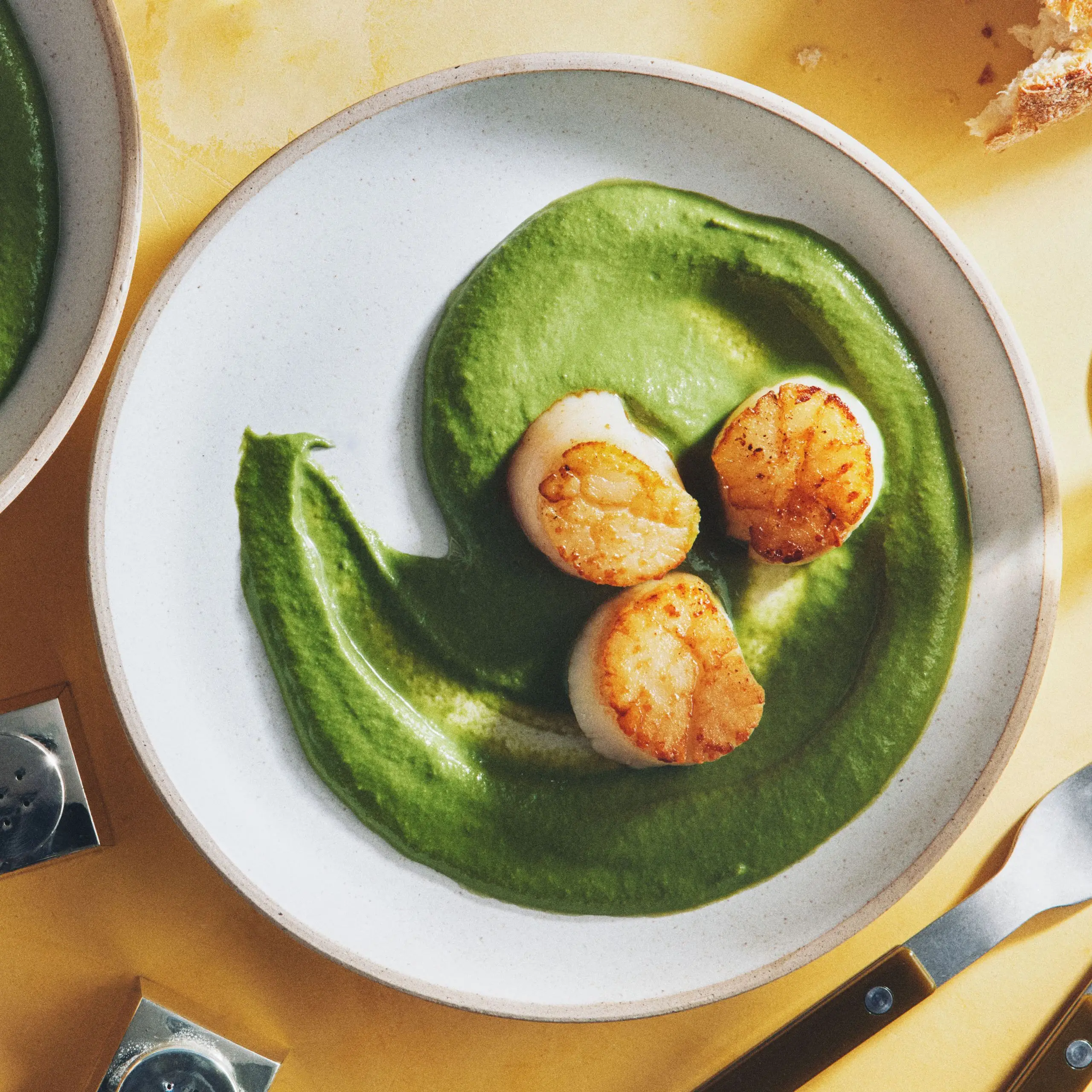 Vieiras com molho cremoso de espinafre