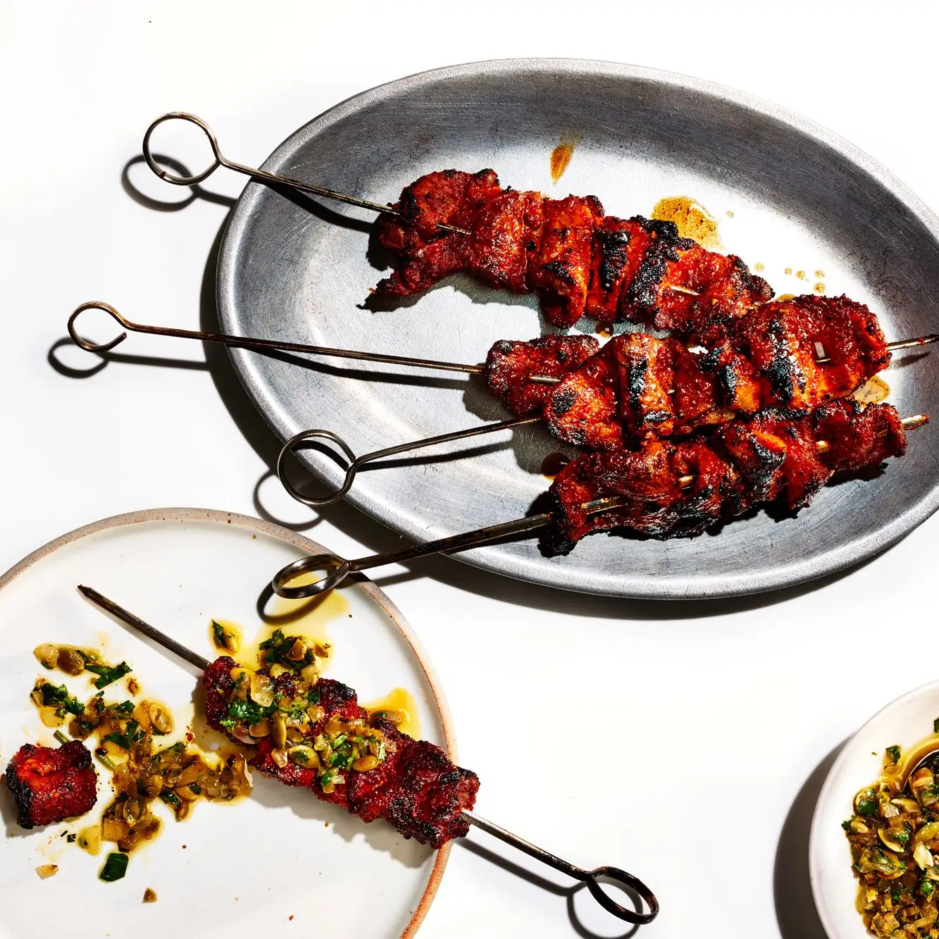 Carne de porco de churrasco com salsa de sementes de chile -bombas com bolhas