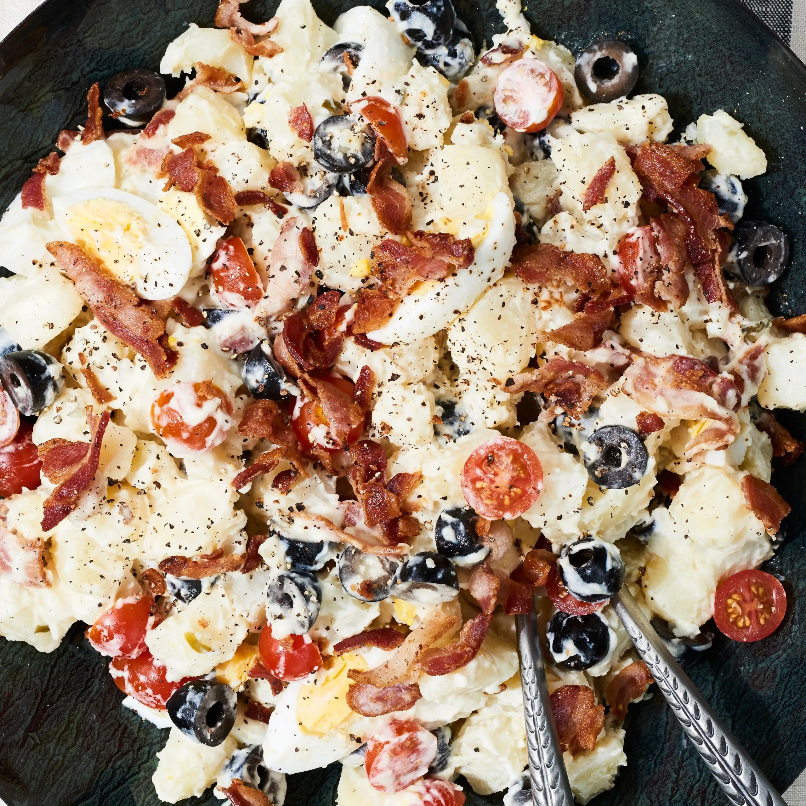 Salada de batata com bacon e ovos