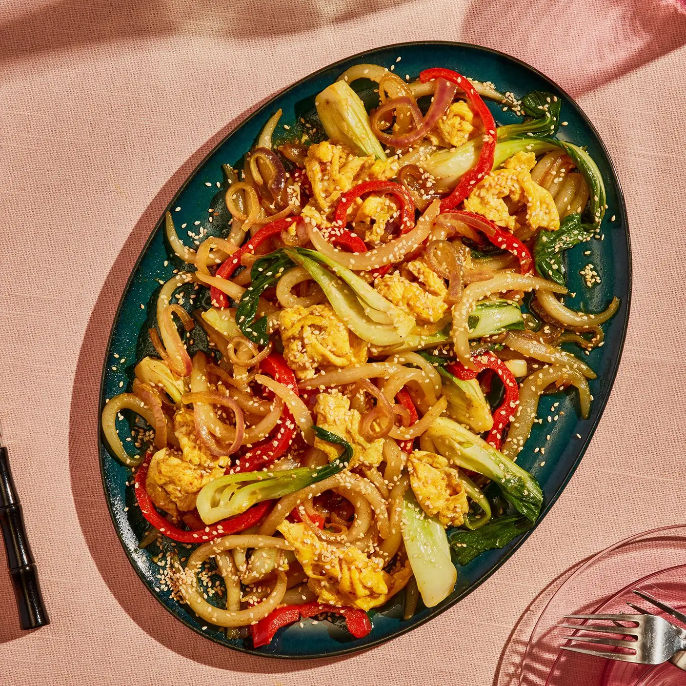 Macarrão frito com ovos e verduras