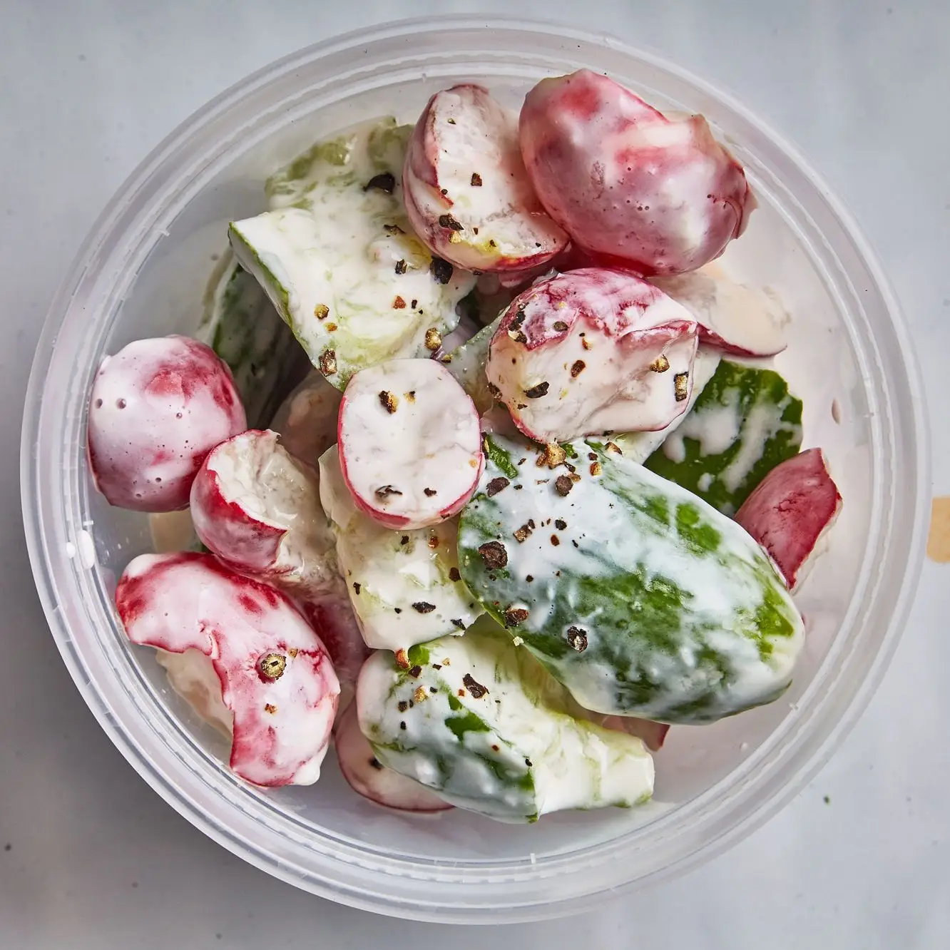 Pepinos e rabanetes esmagados em molho de iogurte