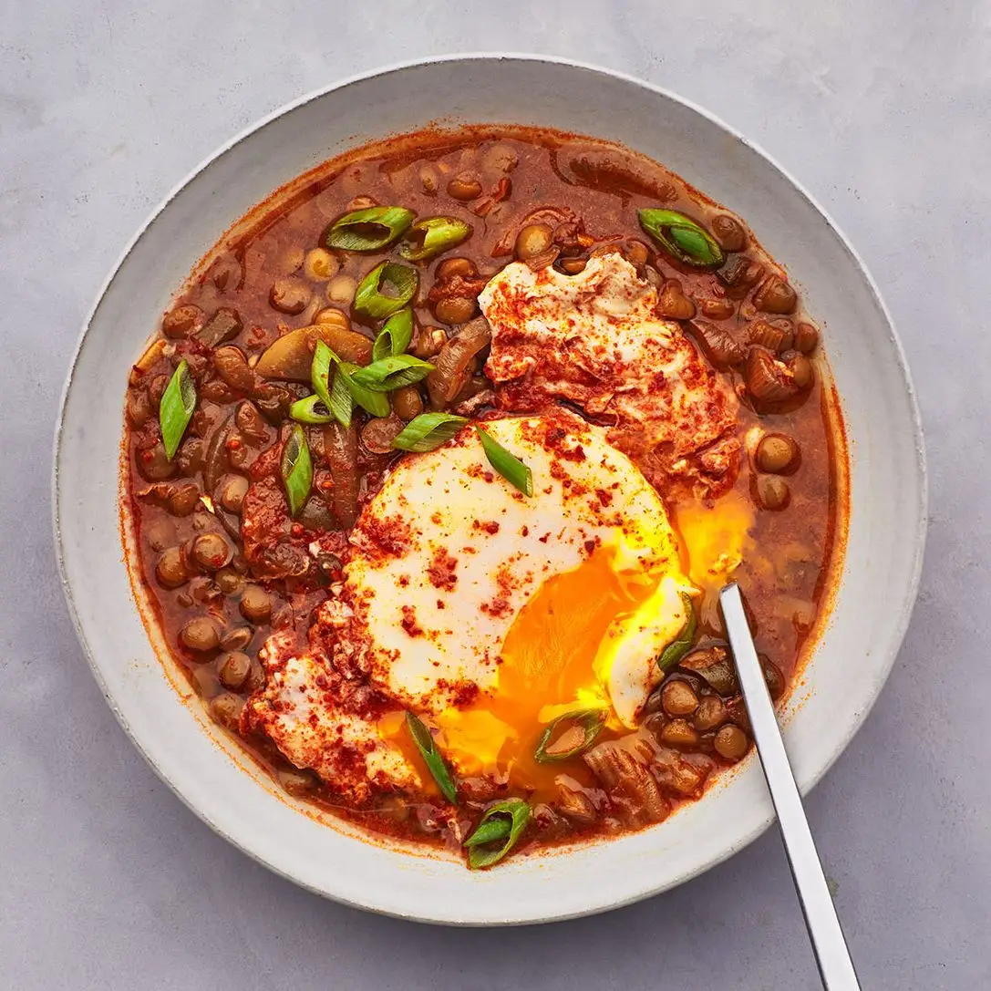 Ensopado kimchi-lentil com ovos escalfados