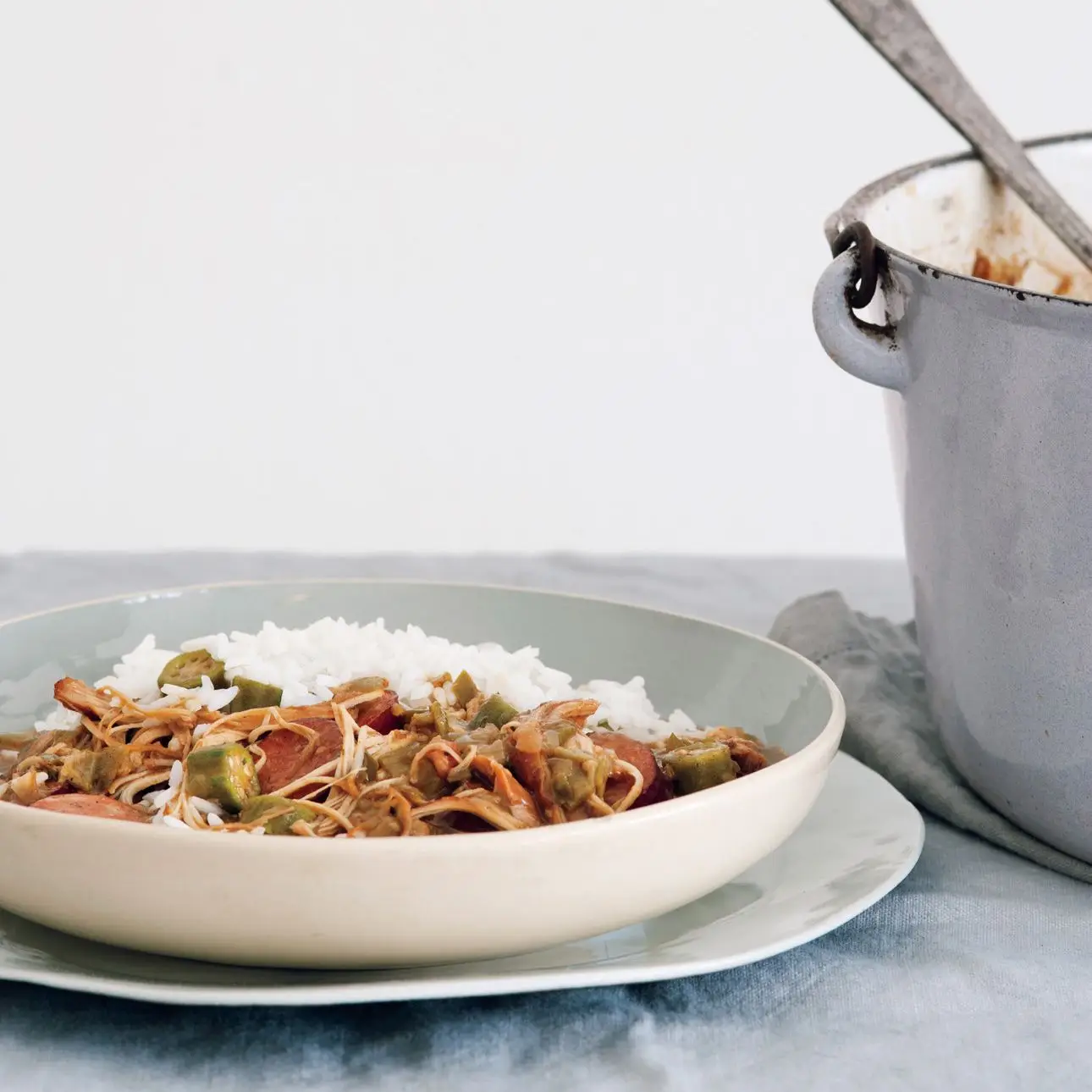 Gumbo de frango e salsicha