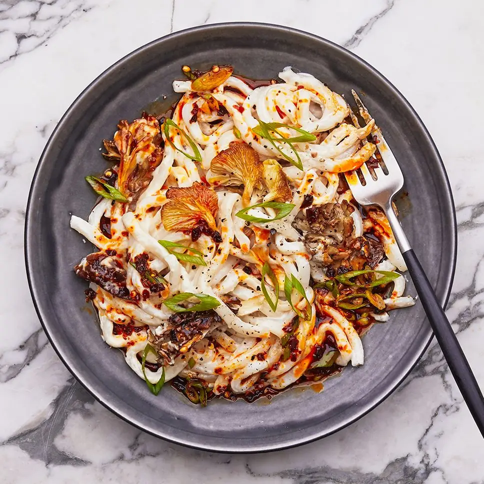 Cregado de caju cremoso Udon com cogumelos crocantes