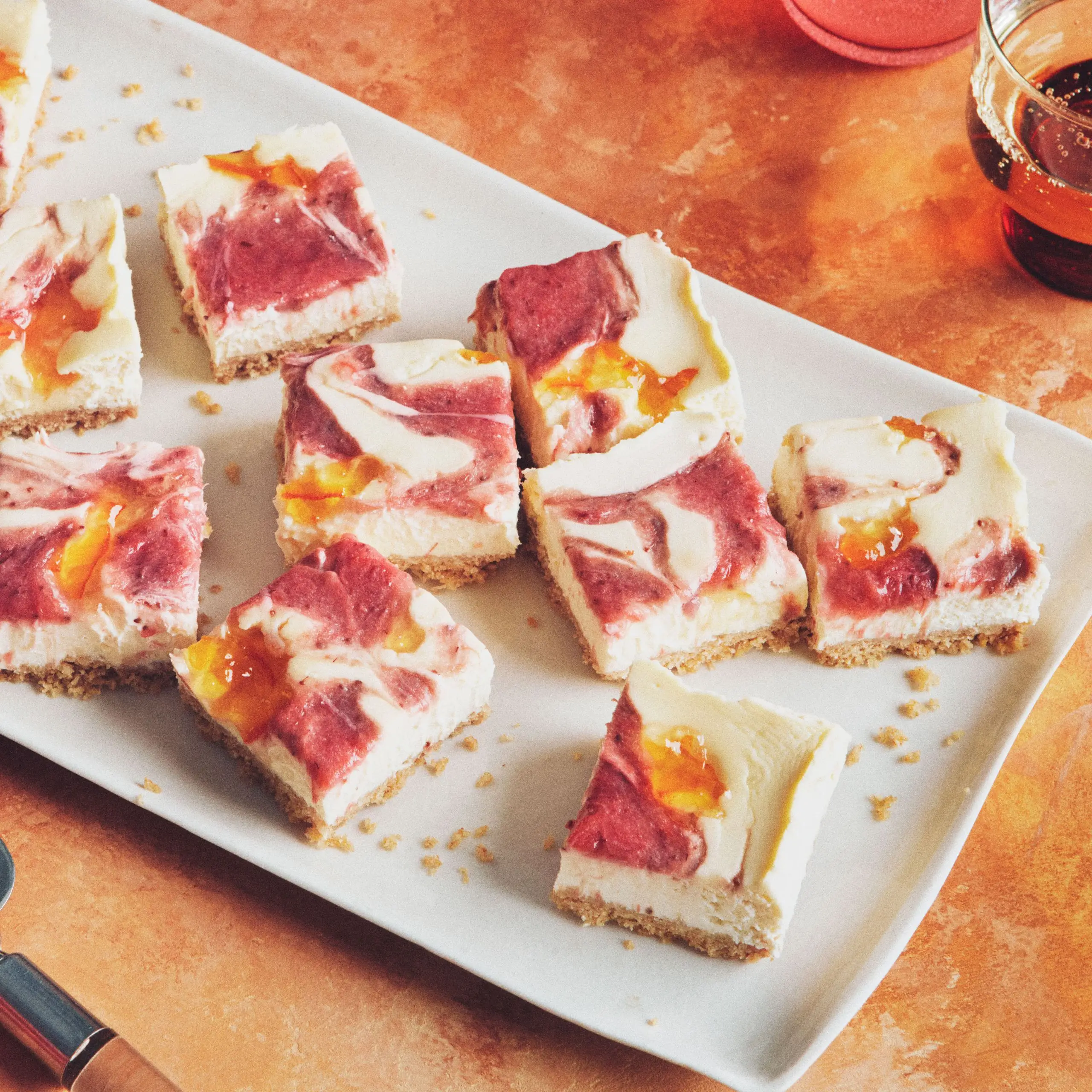 Barras de cheesecake de morango-rubarb