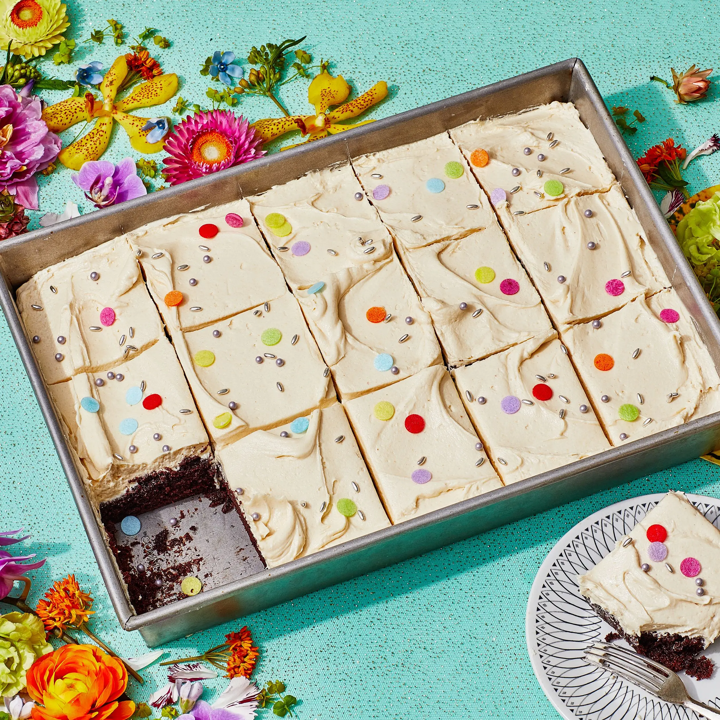 Bolo de chapas de chocolate com cobertura de manteiga marrom