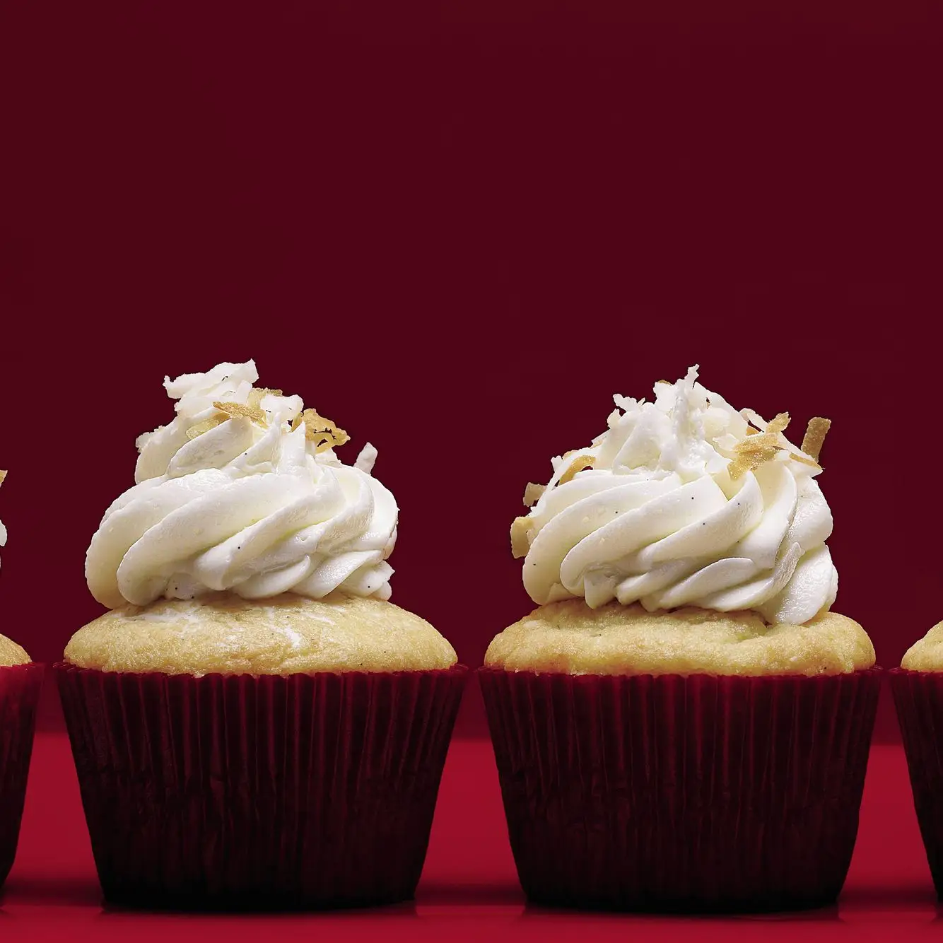 Cupcakes de baunilha-coconut com cobertura de coco